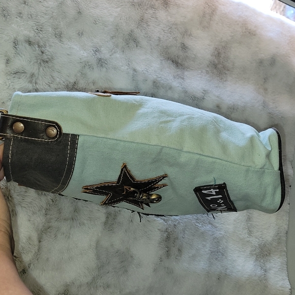 Vintage shoulder & adjustable strap. Pale green and brown. - Picture 9 of 12